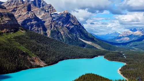 Hồ Peyto, Canada: Trong mùa hè, một lượng đáng kể của dòng chảy băng bột đá xuống hồ, và những hạt đá lơ lửng tạo cho hồ một màu sắc tươi sáng, màu ngọc lam. Bởi vì màu sắc tươi sáng, hình ảnh của hồ thường xuất hiện trong cuốn sách minh họa, và khu vực xung quanh hồ là một điểm tham quan phổ biến cho khách du lịch trong vườn quốc gia.